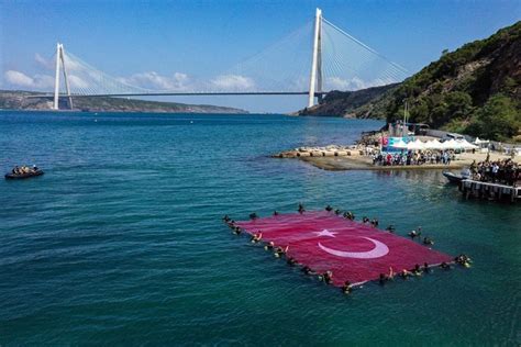 İ­s­t­a­n­b­u­l­ ­B­o­ğ­a­z­ı­­n­d­a­ ­1­0­0­­ü­n­c­ü­ ­Y­ı­l­ ­Z­a­f­e­r­ ­D­a­l­ı­ş­ı­ ­y­a­p­ı­l­d­ı­